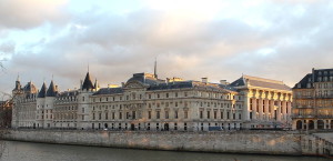 800px-La_Cour_de_Cassation_et_la_Conciergerie